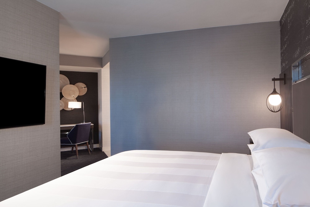 Executive Suite, 1 King Bed with Sofa bed - Photo 7