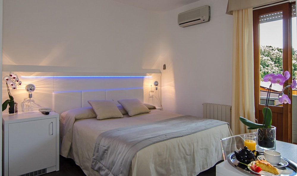 Classic Double or Twin Room, Terrace, Pool View