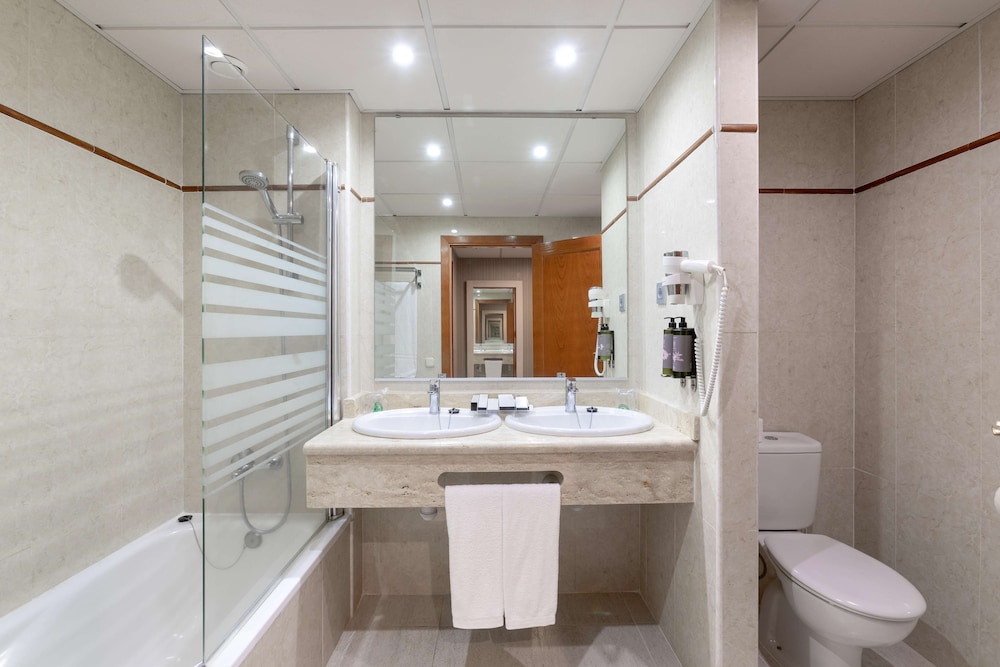 Superior Room (2 adults and 2 children) - Photo 7