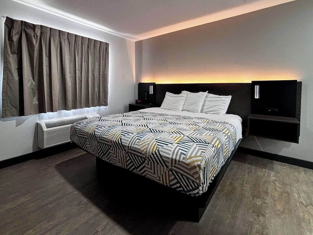 Standard Suite, 1 King Bed, Non Smoking, Kitchenette - Photo 3