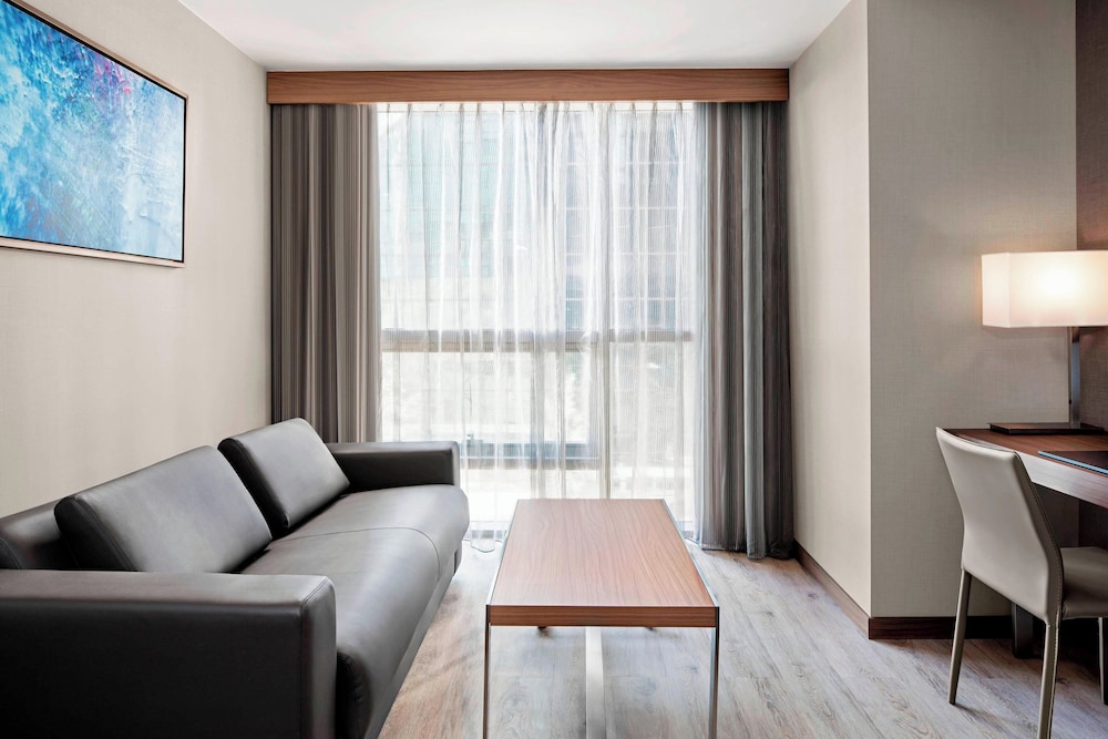 Room, 2 Double Beds thumbnail 5