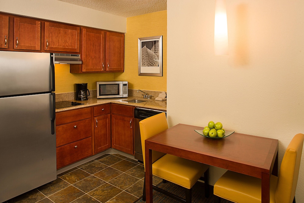 Suite, 2 Bedrooms - Photo 4