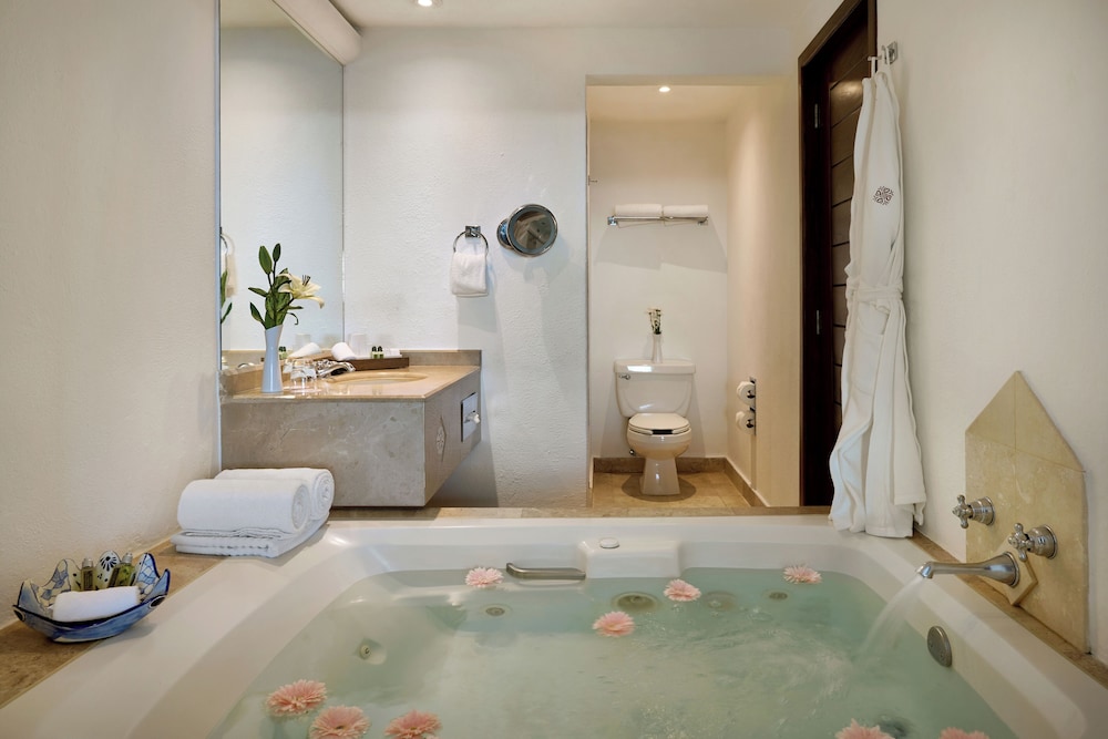 Deluxe Room Oceanfront With Jacuzzi