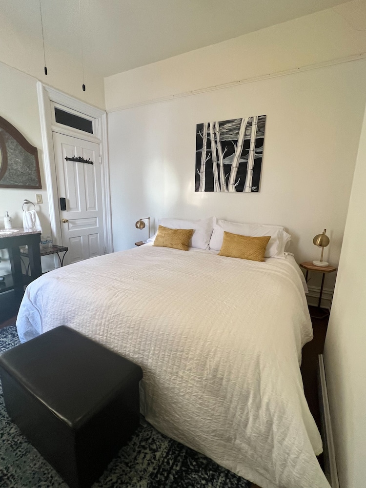 Superior Room, 1 King Bed photo 1