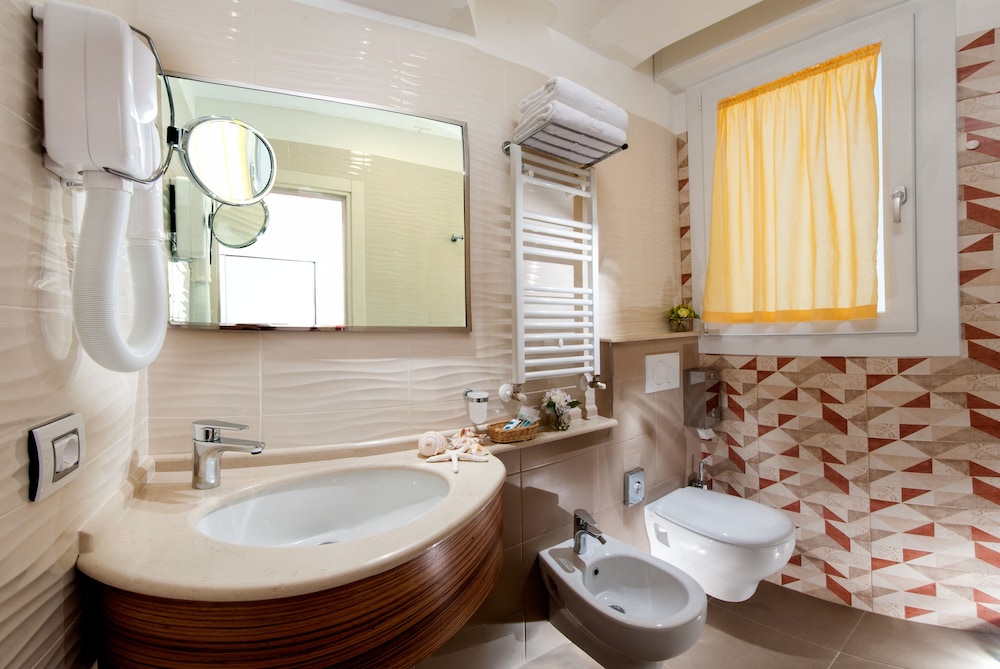 Deluxe Double Room, Sea Facing - Photo 5