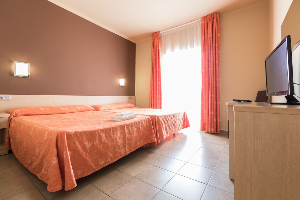 Habitación Cuádruple Estándar (3 adultos + 1 niño)
