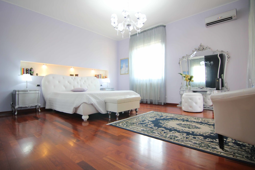 Deluxe Suite, 1 King Bed, Ensuite, Pool View