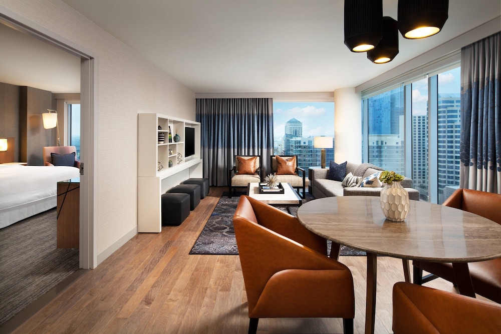 Suite, 1 Bedroom, Corner photo 3