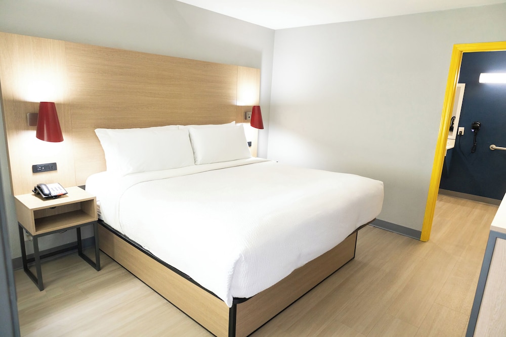 Single Room, 1 King Bed, Accessible photo 1