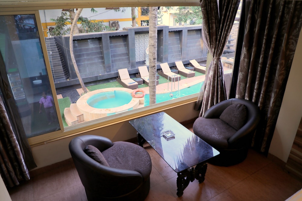 Grandeur Family Room with Pool View photo 2