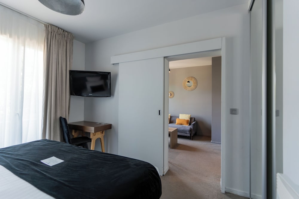 Exclusive Room, 1 Queen Bed, Non Smoking (Twin Bed On Request;With Sofabed) photo 1