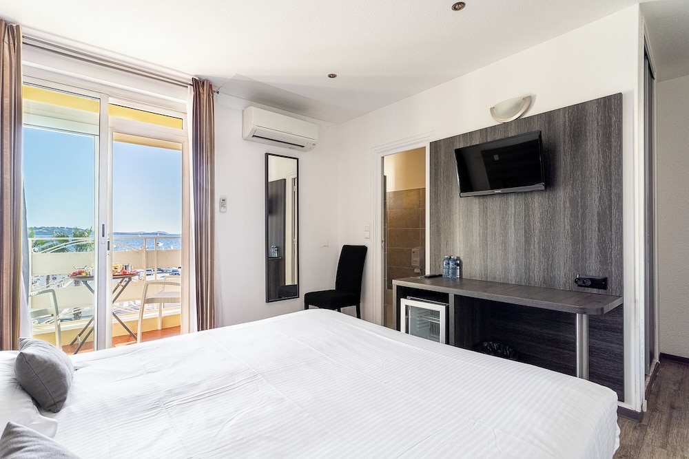 Double or Twin Room - Sea View Balcony