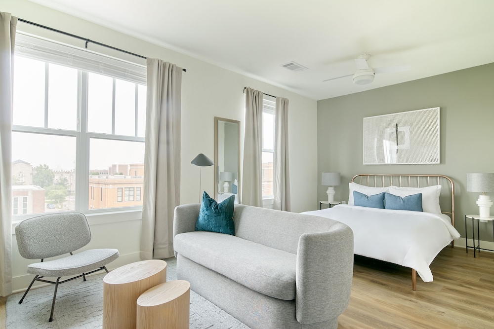 Superior Studio, 1 Queen Bed photo 1
