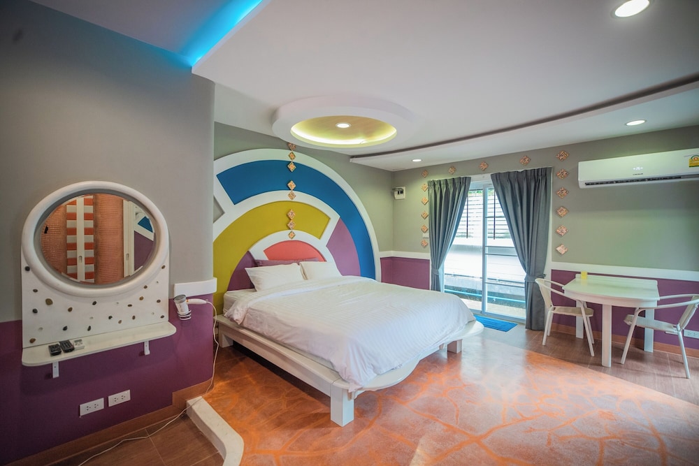 Deluxe Room, 1 King Bed, Non Smoking, Garden View - Photo 6