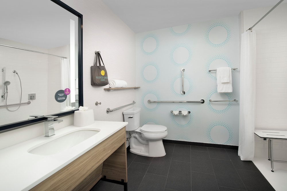 Room, 1 King Bed, Accessible (Roll-In Shower) - Photo 7