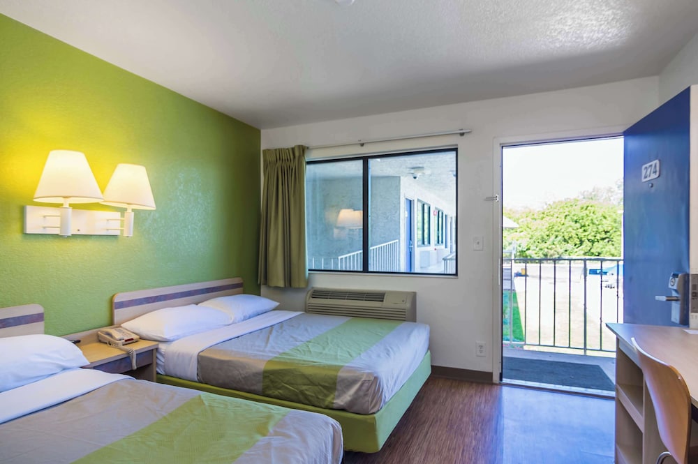 Standard Room, 2 Double Beds, Non Smoking photo 2