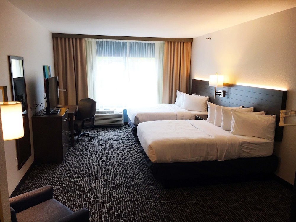 Deluxe Studio, 2 Queen Beds, Accessible