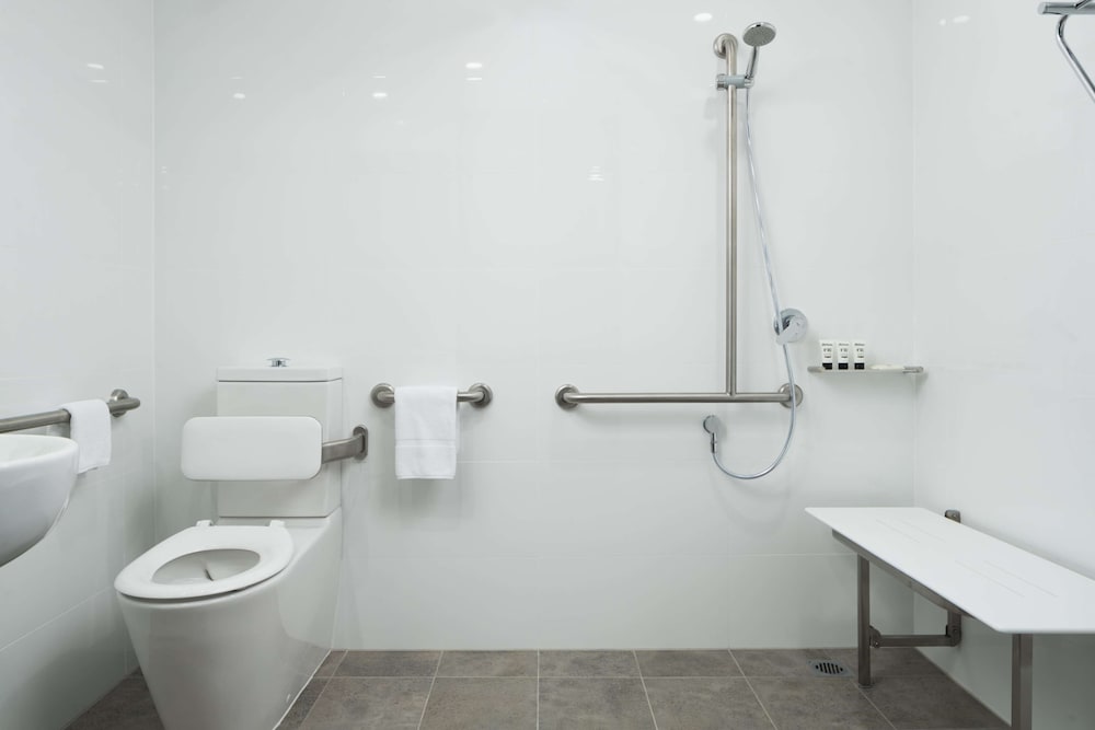 Wheelchair Accessible Room thumbnail 5