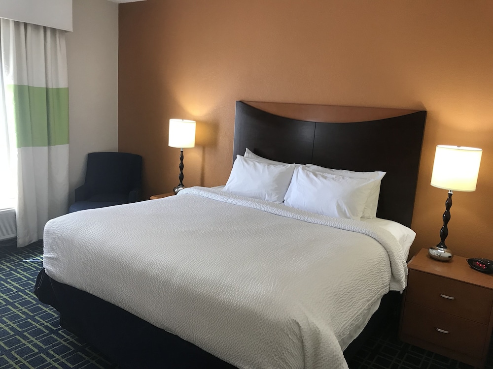Standard Room, 1 Queen Bed, Non Smoking, Refrigerator & Microwave photo 1