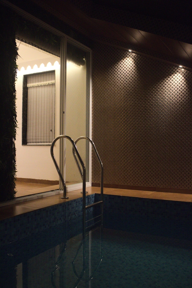 Honeymoon suite with indoor private pool photo 3