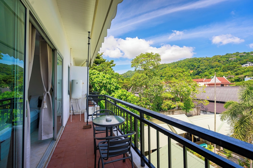 King Room with Balcony - Photo 13