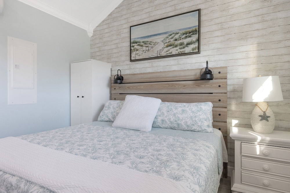 Studio Suite, 1 King Bed, Sea Facing photo 1