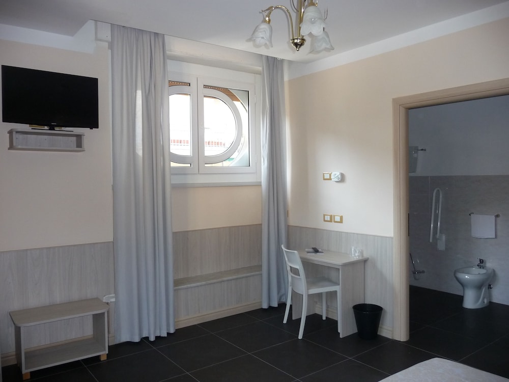 Double or Twin Room photo 3