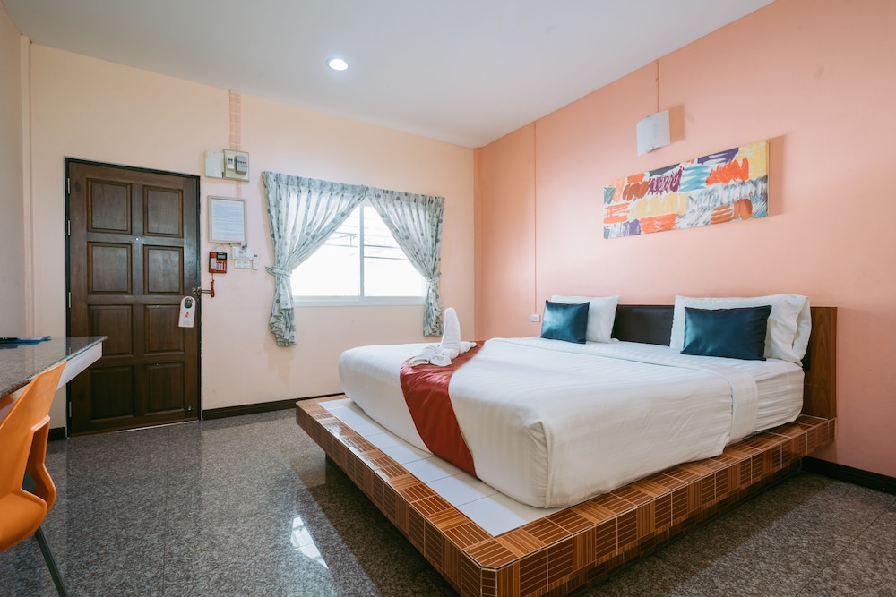 Deluxe Double Room, 1 King Bed, Non Smoking photo 3