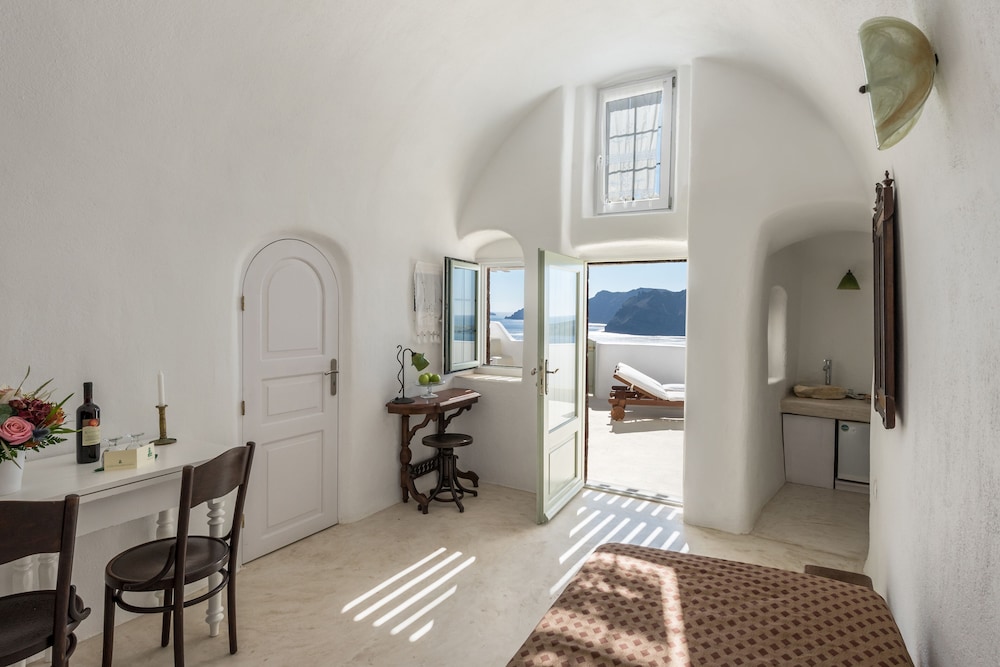 Family Suite, Jetted Tub (Caldera View) - Photo 6