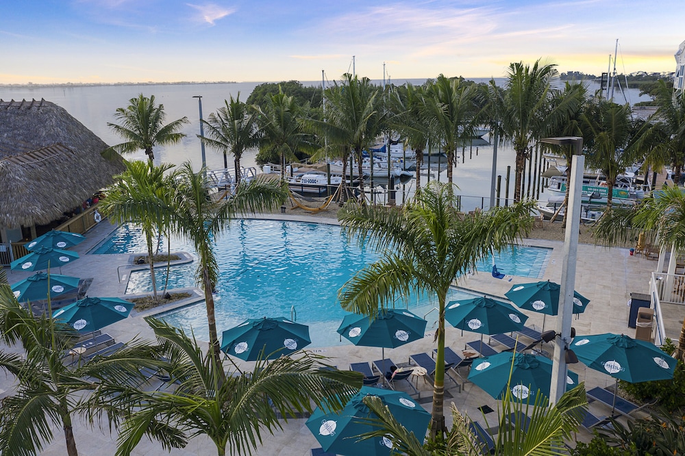 Suite, 1 Bedroom, Pool View - Photo 4