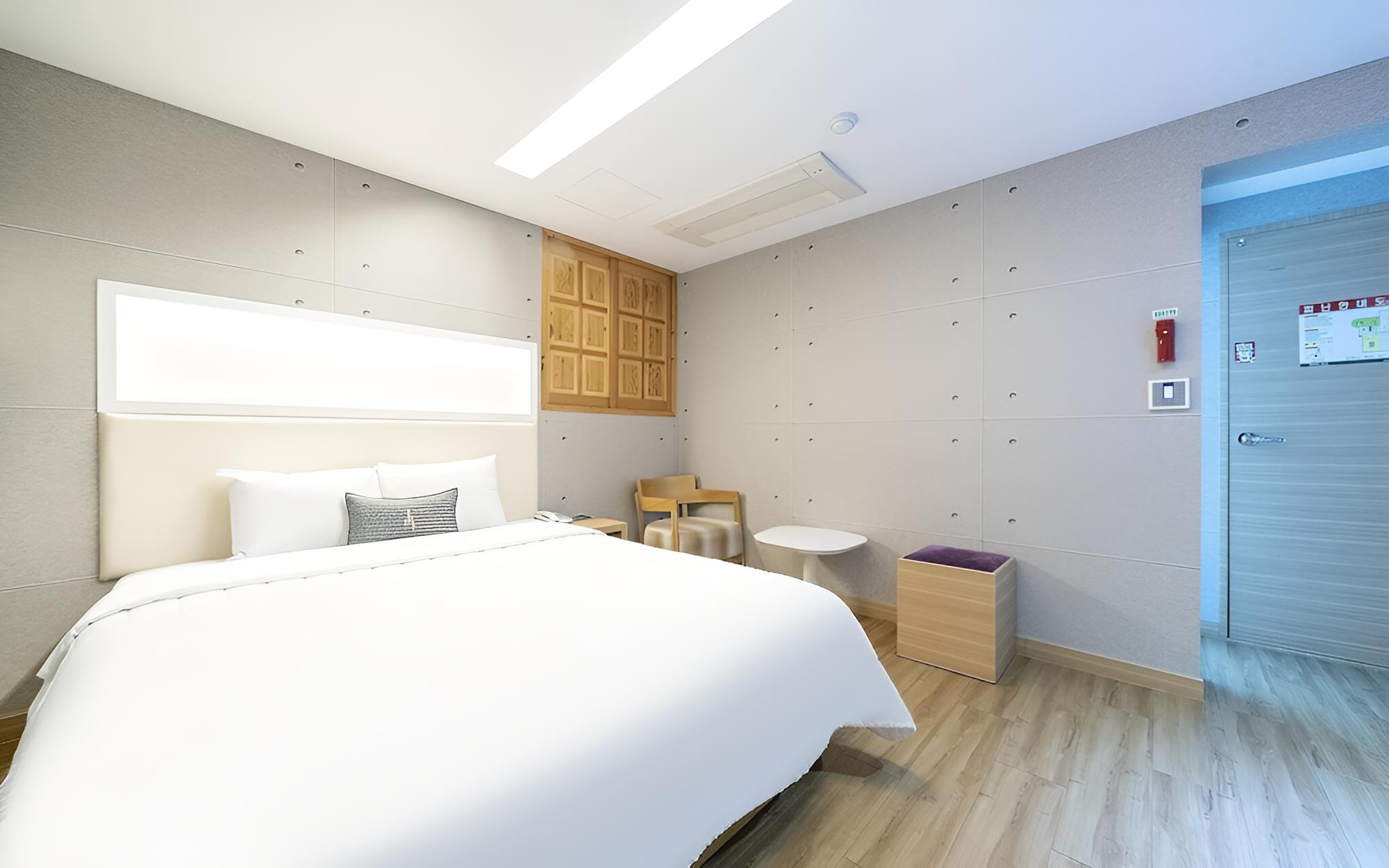 Room (Standard room bed (Netflix available)) photo 3