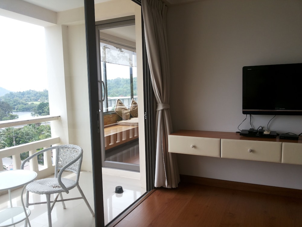 1 Bedroom Apartment, Lake View photo 2