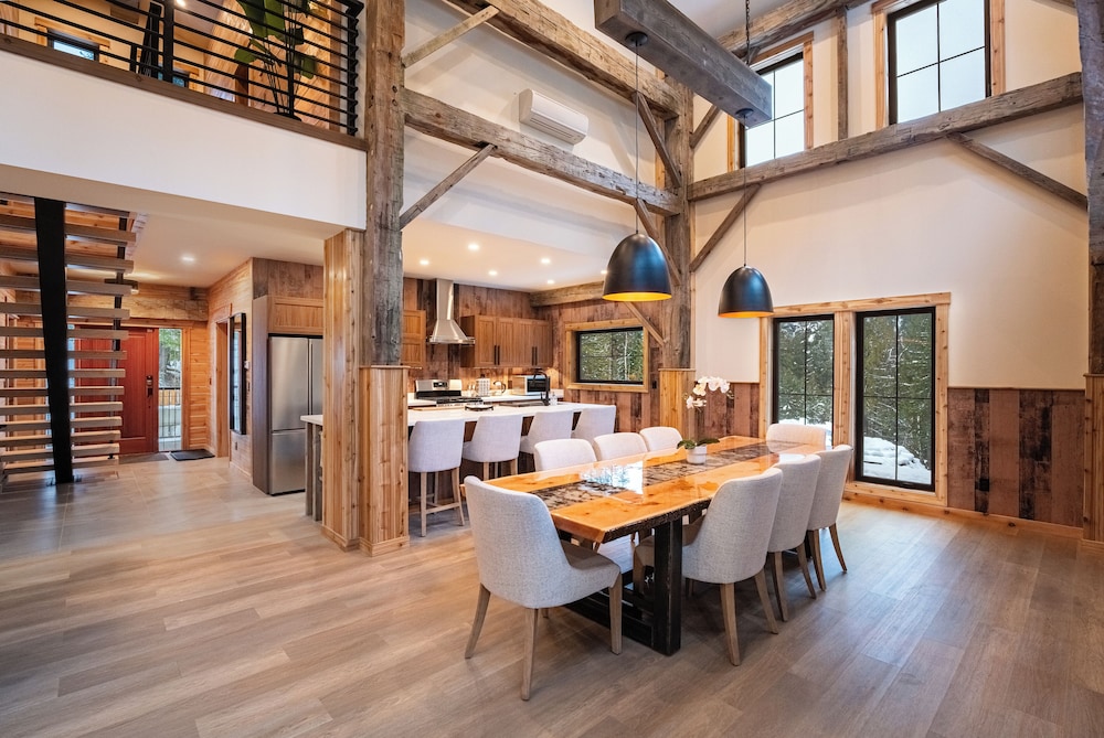 Luxury Chalet, 3 Bedrooms, Hot Tub, Mountain View photo 1
