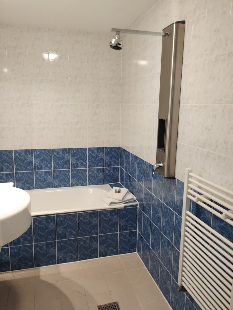 Comfort Double Room, 1 Queen Bed, Ensuite, Mountain View photo 3