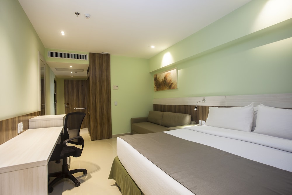 Standard Room, 1 King Bed, Accessible, Smoking (Sofa) photo 3