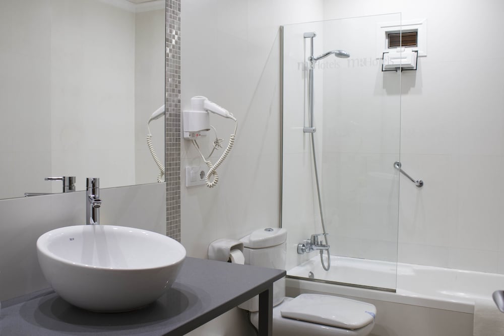 Double Room (2 adults + 1 child) photo 2