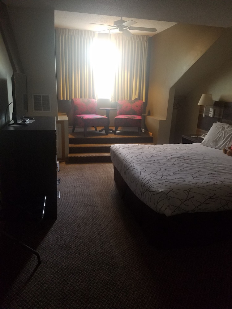 Superior Room, 1 King Bed, Jetted Tub, Mountain View