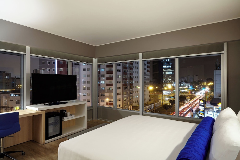 Room, 1 King Bed, Corner