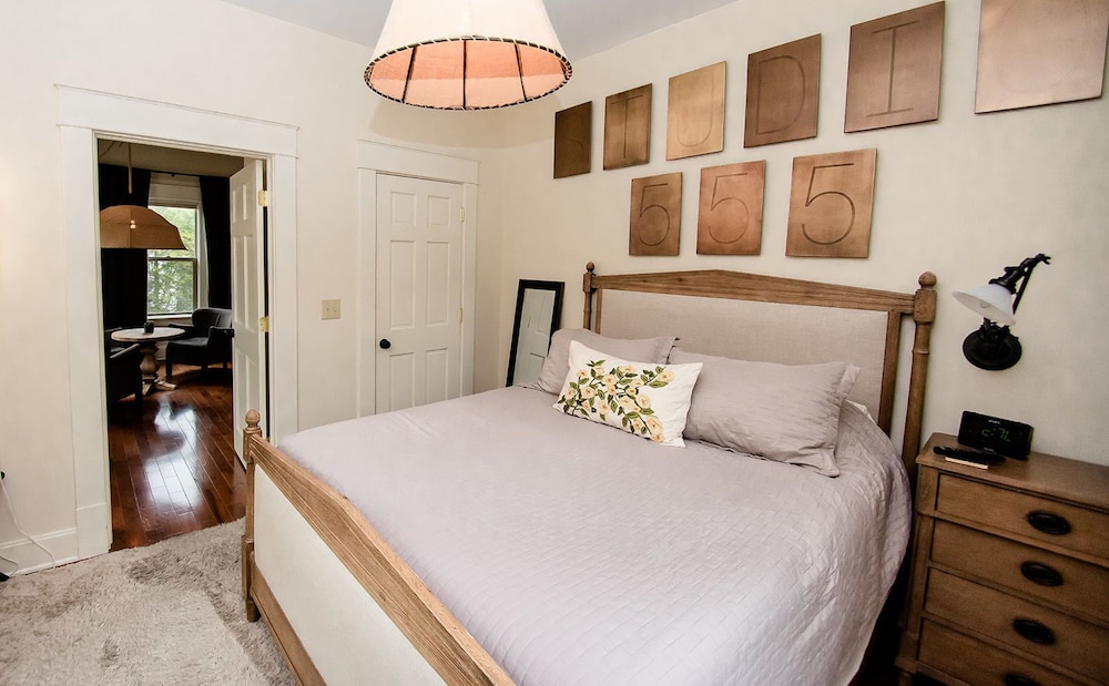Deluxe Apartment, Private Bathroom, City View (Studio 555) photo 1