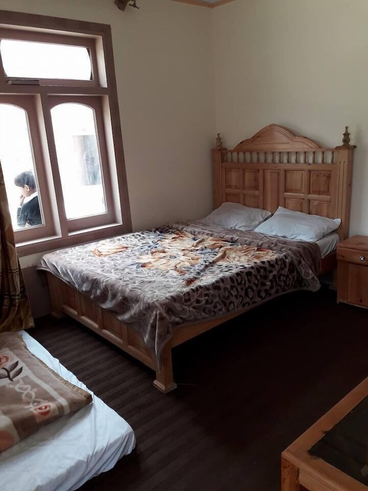 Standard Double Room - Photo 9