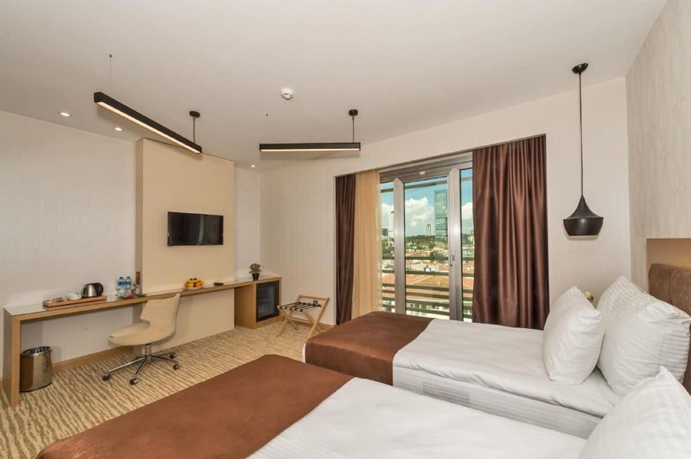 Standard Triple Room, City View photo 3