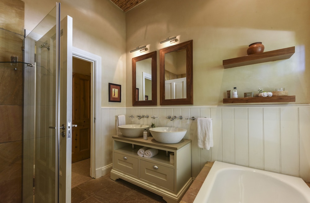 Standard Twin Room (Camdeboo Manor 1 pax) photo 3