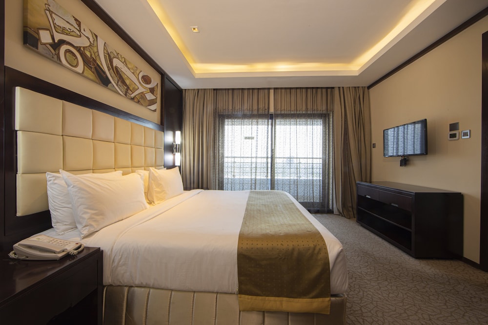 Room, 1 King Bed, Smoking (Living, High Floor) - Photo 4