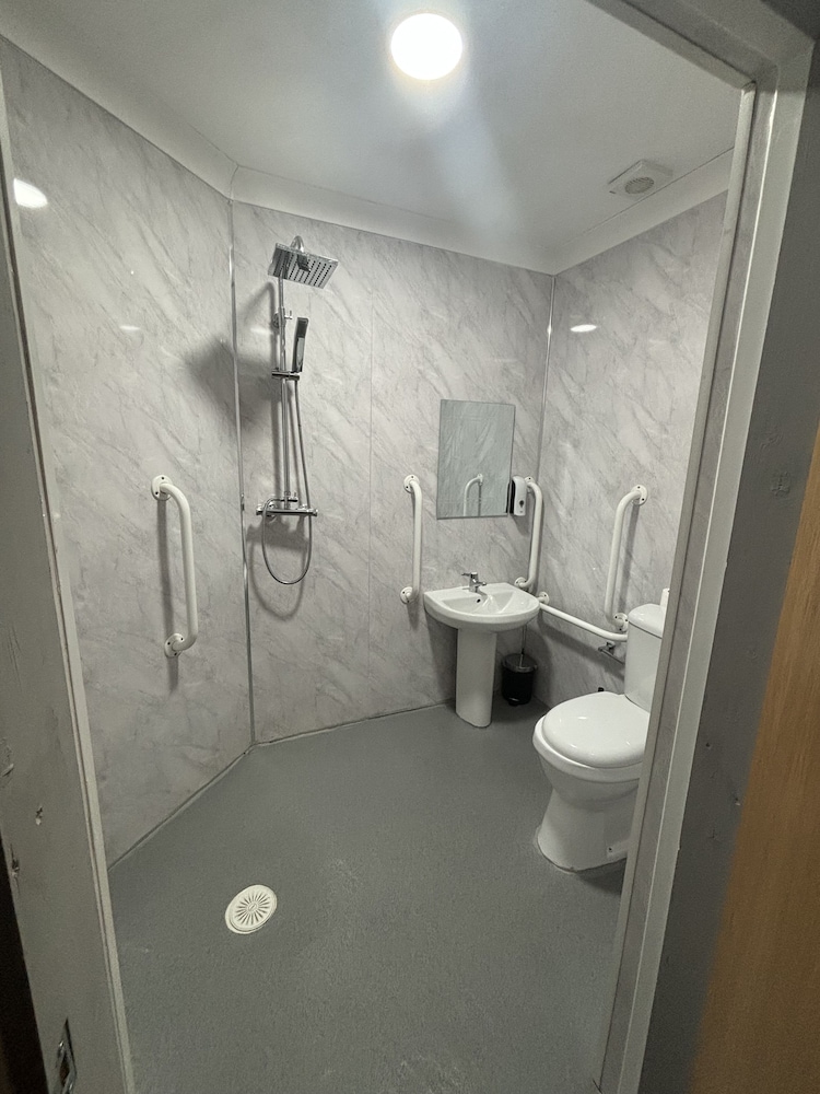 Disabled Access Room - Photo 20