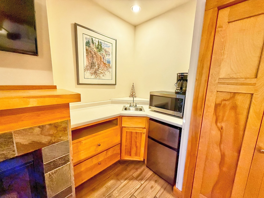 Quadruple Room (Lakefront lower Double Guestroom) photo 2