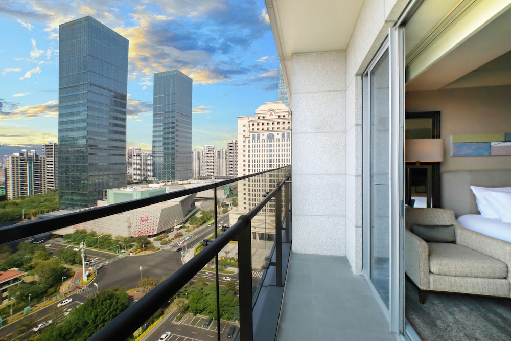 Superior CBD View Queen Room - Photo 3