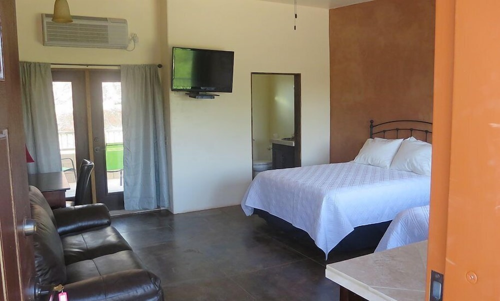 Premier Double Room, 2 Queen Beds, Mountain View photo 2
