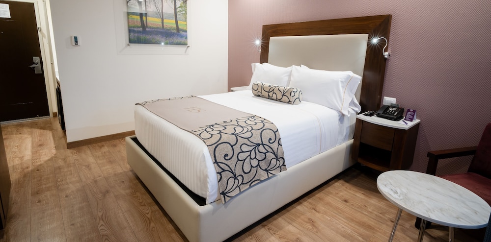 Standard Room, 1 Queen Bed photo 2