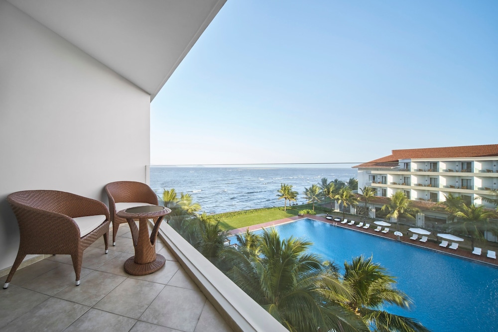 Deluxe Room, 2 Twin Beds, Ocean View (Balcony)