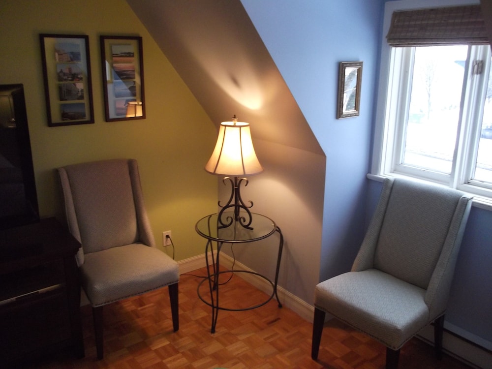 Deluxe Room, 1 Queen Bed, Private Bathroom, River View (Calla) photo 3